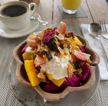 Bowl matinal à Canggu avec yaourt crémeux et fruits frais colorés.