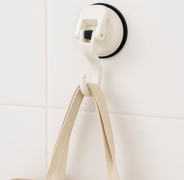 FECA D29 Diana Suction Hook hang a white bag