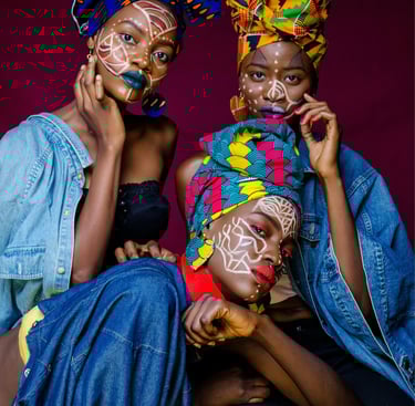 femmes africaines avec turbans ou coiffes et boucles d'oreilles en wax et vestes en jean