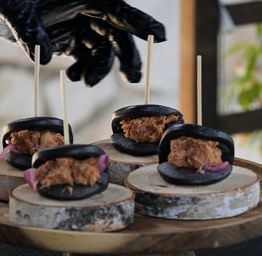 Catering para eventos corporativos con cocina en vivo y puesta en escena cuidada.