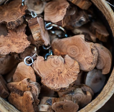 Porte-clés en bois unique artisanaux , idée cadeau très originale