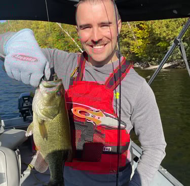 achigan pêché sur lac en Outaouais par un débutant