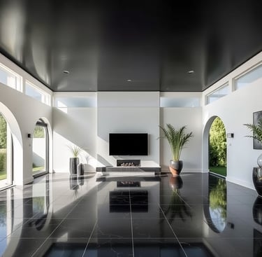 Wohnzimmer mit Akustik-Spanndecke in schwarz matt