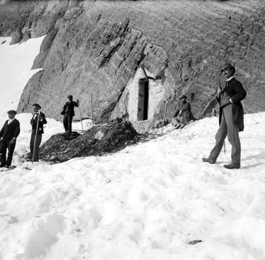 Grotte Russell sur le glacier du Vignemale près de Cauterets
