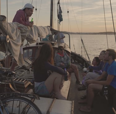 Navigation sur un vieux gréement au coucher du soleil