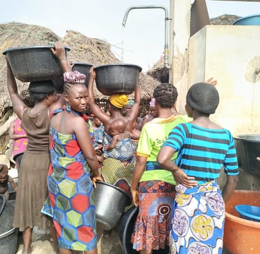Groupement de femmes qui viennent chercher de l'eau potable d'Emmaüs Pahou