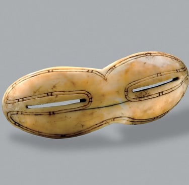 Lentes de sol inuit históricos de hueso y madera con ranuras estrechas.