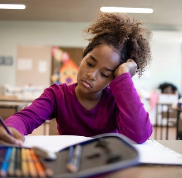 fille qui a du mal à écrire démotivée en difficulté scolaire