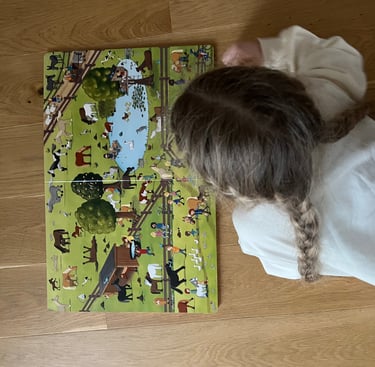 Ponytante - Kind schaut in das Wimmelbuch Pferde und Ponys