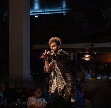 Habibi lors d'une scène à Histoire de Q