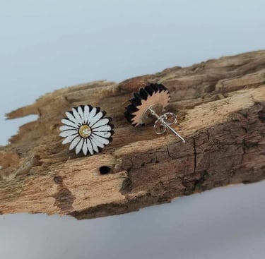 Handgemachte Ohrstecker aus Holz – minimalistisch, leicht und hautfreundlich