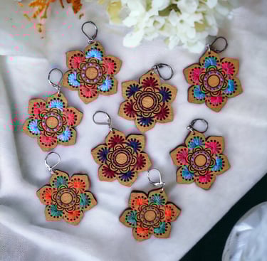 Handgenähte Ohrringe aus Holz und Garn – filigrane, liebevoll gefertigte Boho‑Unikate