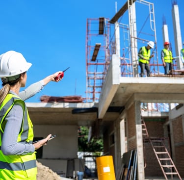 Equipe de engenheiros supervisionando uma obra