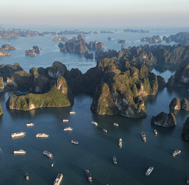 montañas y barcos estacionados en un mar calmo