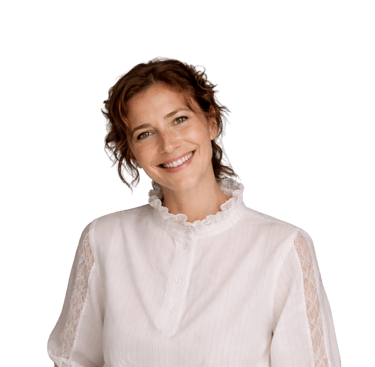 architecte d'intérieur Biarritz : Femme rousse souriante avec chemisier dentelle Balzac