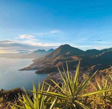 Point de vue panoramique sur le lac Atitlán et ses volcans, Guatemala.
