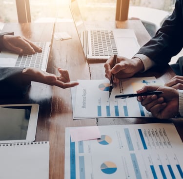 تقرير تدقيق خارجي يوضح مراجعة القوائم المالية بدقة لضمان الشفافية والامتثال للمعايير الدولية.