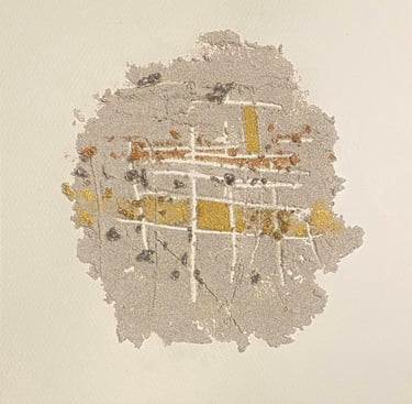 Œuvre d'art collage sur papier sable griffé et peint en tons de doré par Xirkys artiste plasticienne