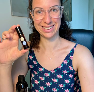 mulher segurando blend roll on de óleo essencial