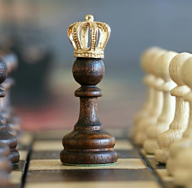 Jeu d'échecs avec une courronne sur un pion
