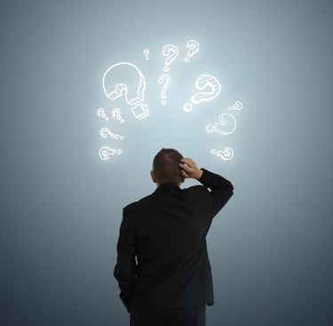 Personne se touchant la tête devant un Quiz difficile