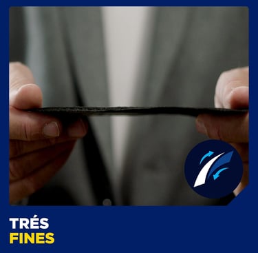 main d'un homme tenant une protection intime homme ultra fine.