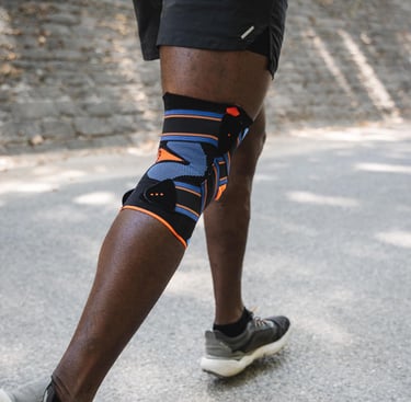 mouvement d'un homme qui marche partant une orthèse.