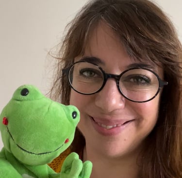 une femme, Elodie Forget, avec une marionette grenouille dans la main