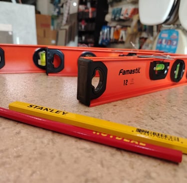 nivel e lapis de madeira