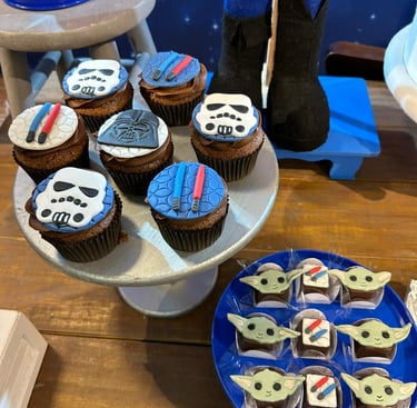 cupcakes de chocolate temáticos e bombom Yoda para uma festa de aniversário com tema Star Wars