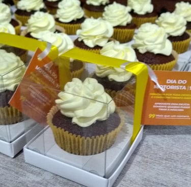 cupcakes com massa de chocolate e cobertura de chantilly colorido