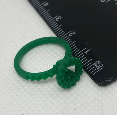 impresion 3D en cera verde de un anillo de compromiso con halo y diamantes laterales 