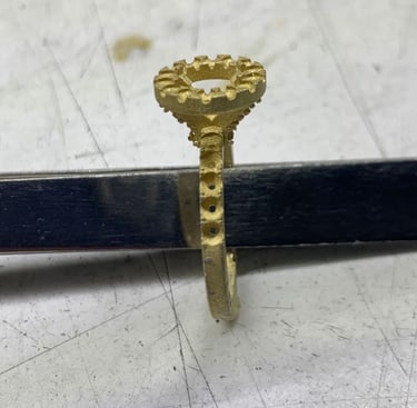 fabricacion de un anillo de compromiso con halo y diamantes laterales