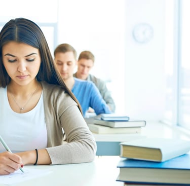 dois adultos e um adolescente fazendo uma prova