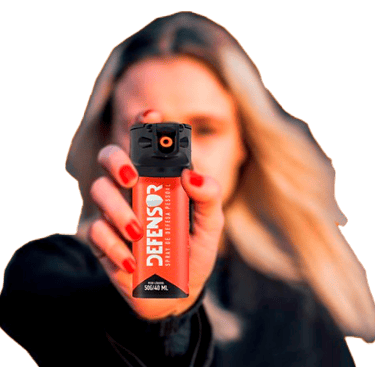 Uma mulher com o spray defensor