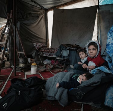 enfants dans une tente sombre réfugiés à gaza paelstine