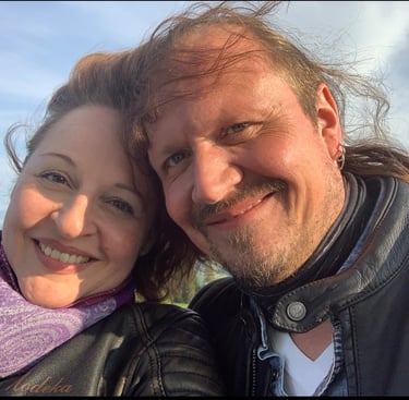 ein Paar unter blauem Himmel - Sina Weidlich und Florian Blau