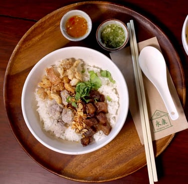 ข้าวต้มแห้งยงคัง เสิร์ฟพร้อมเครื่องเคียงและซุปร้อนๆ ย่านท่าวัง