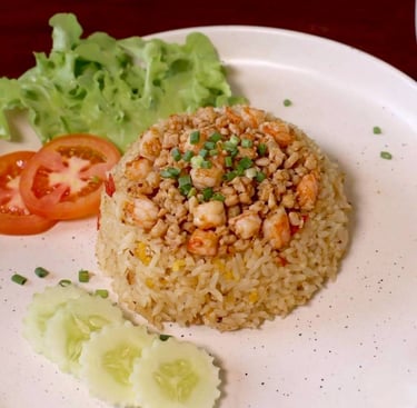 ข้าวผัดสมุนไพรเครื่องแน่น เมนูยอดฮิต ยงคังคาเฟ่ คาเฟ่วินเทจ