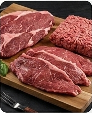 Surtido de carne de res cruda fresca, que incluye filete de chuletón y carne molida, sobre una tabla