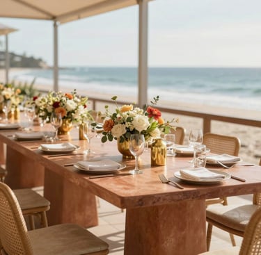 Diseño conceptual de una mesa de eventos moderna con flores naturales y detalles dorados en una terraza frente al mar de Veracruz