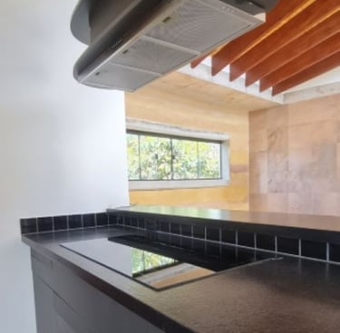 Integração entre cozinha e salar na residência em Brasília, DF