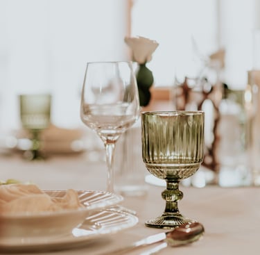 décoration de table de mariage, verre à pied de couleur vert