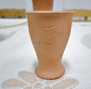 Calice di terracota con scritta ""Bevetene tutti" come disse Gesù ai discepoli durante la Pasqua