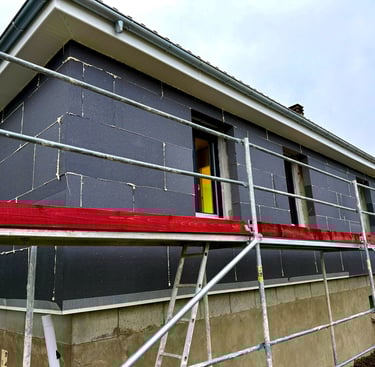 pose plaques isolantes sur deux façades d'une maison individuelle avec encadrement fenêtre