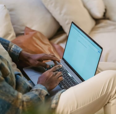 freelancer iniciante trabalhando online em casa