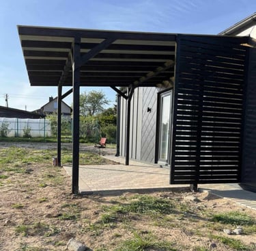 Tamsios termo medienos stoginė dengta skarda