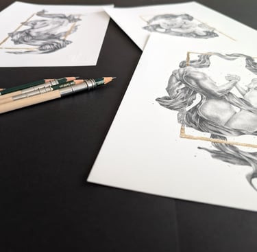 Plan rapproché d’un prints A4 avec crayons graphite éparpillés, ambiance studio artistique