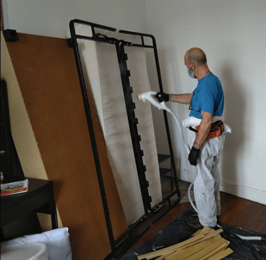 aspiration d’un matelas infesté par les punaises de lit