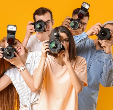 Plusieurs personnes tenant un appareil photo